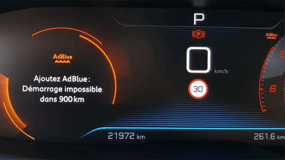 Tableau de bord affichant une alerte AdBlue et un décompte avant démarrage impossible